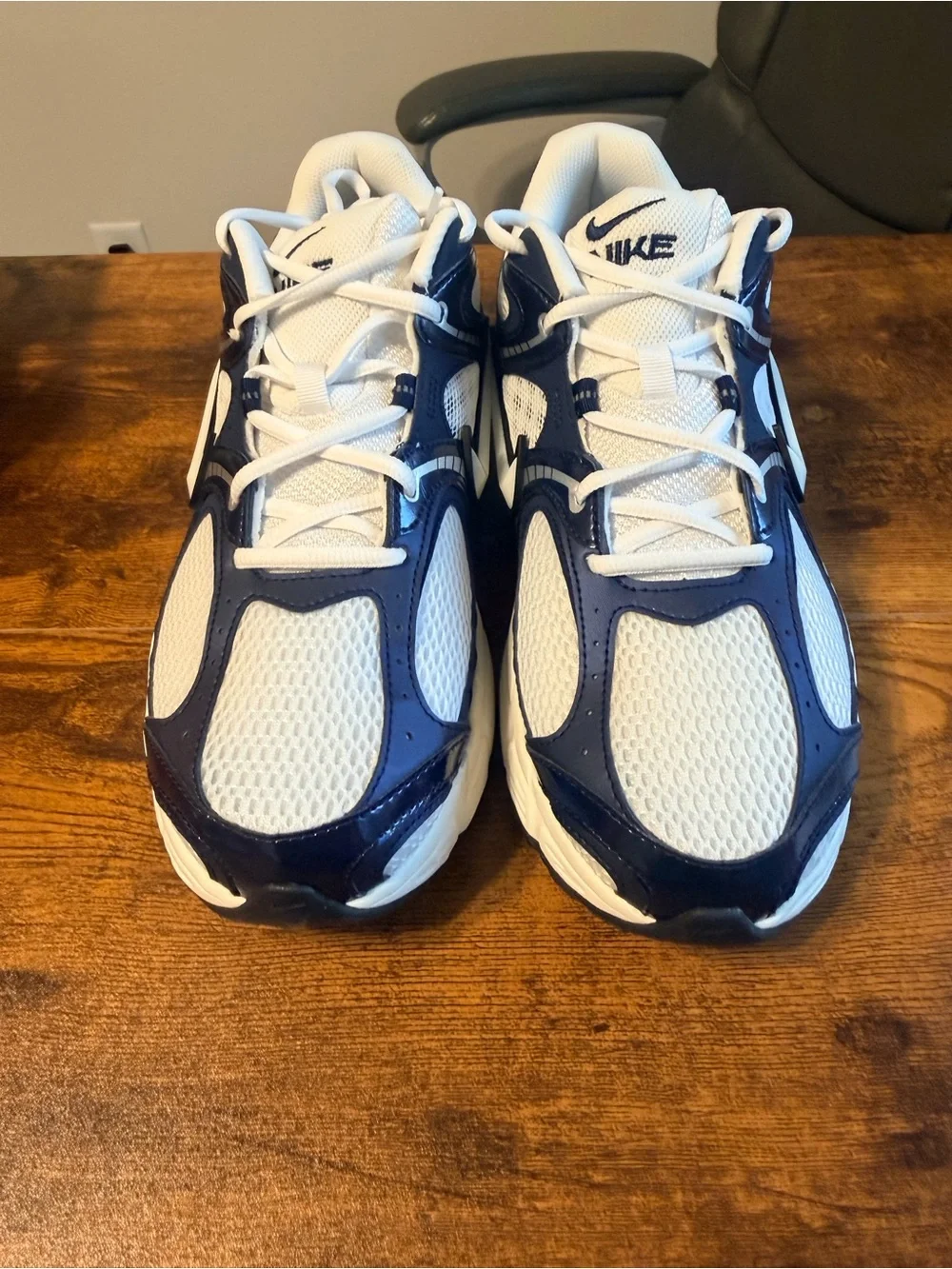 Nike Men’s V5 RNR Athletic Shoes - White & Navy 12M